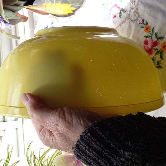 Vintage Yellow Pyrex large mixing bowl - Picture 7 of 7